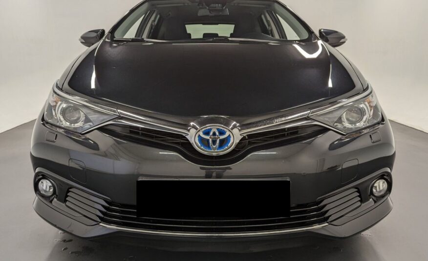 Toyota Auris Hybride 136h design business