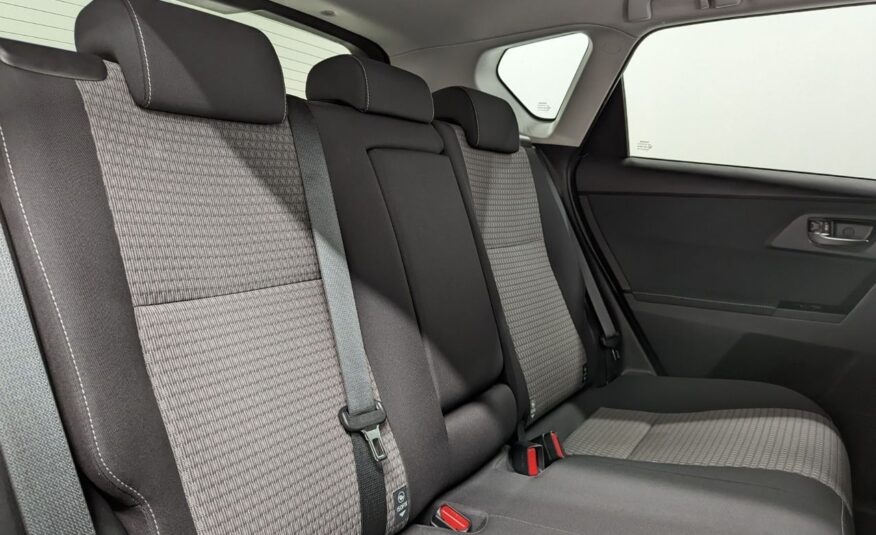 Toyota Auris Hybride 136h design business