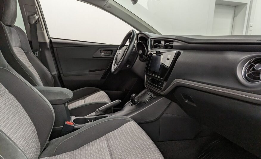 Toyota Auris Hybride 136h design business