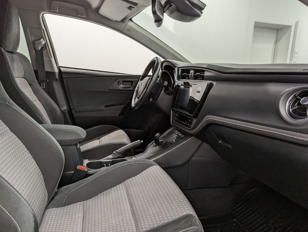 Toyota Auris Hybride 136h design business