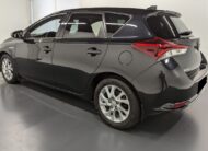 Toyota Auris Hybride 136h design business