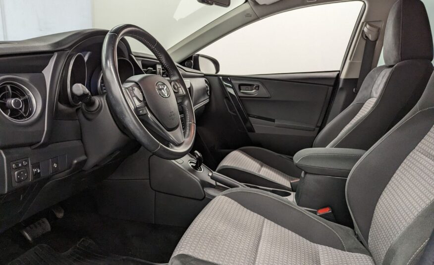 Toyota Auris Hybride 136h design business